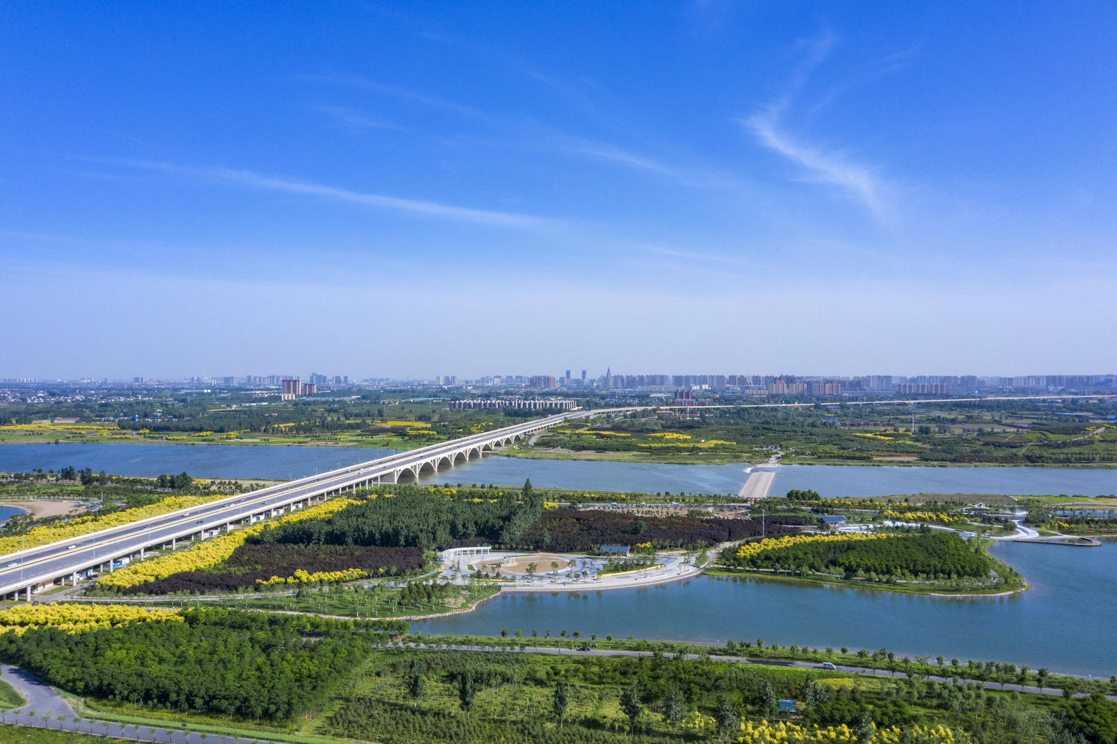 4K航拍正定自贸区滹沱河大桥视频的预览图