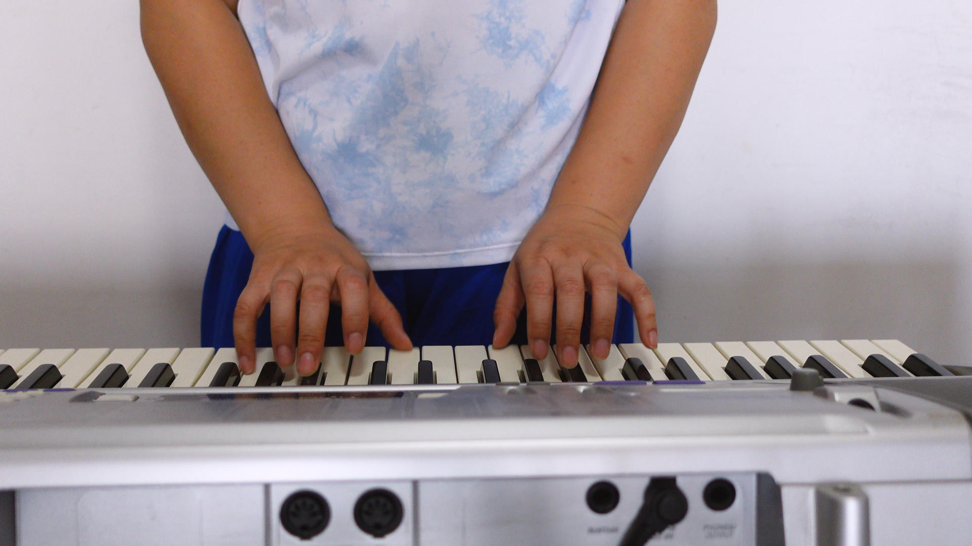 西洋乐器电子琴演奏4k素材视频的预览图