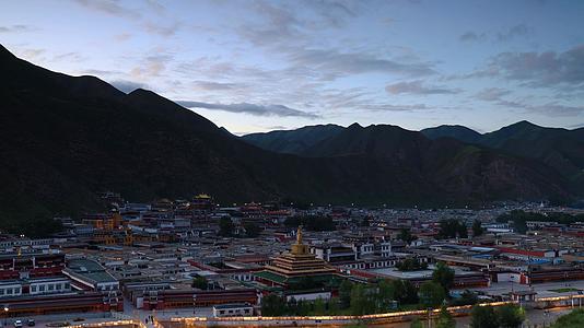 甘肃甘南拉不楞寺全景日落延时视频视频的预览图