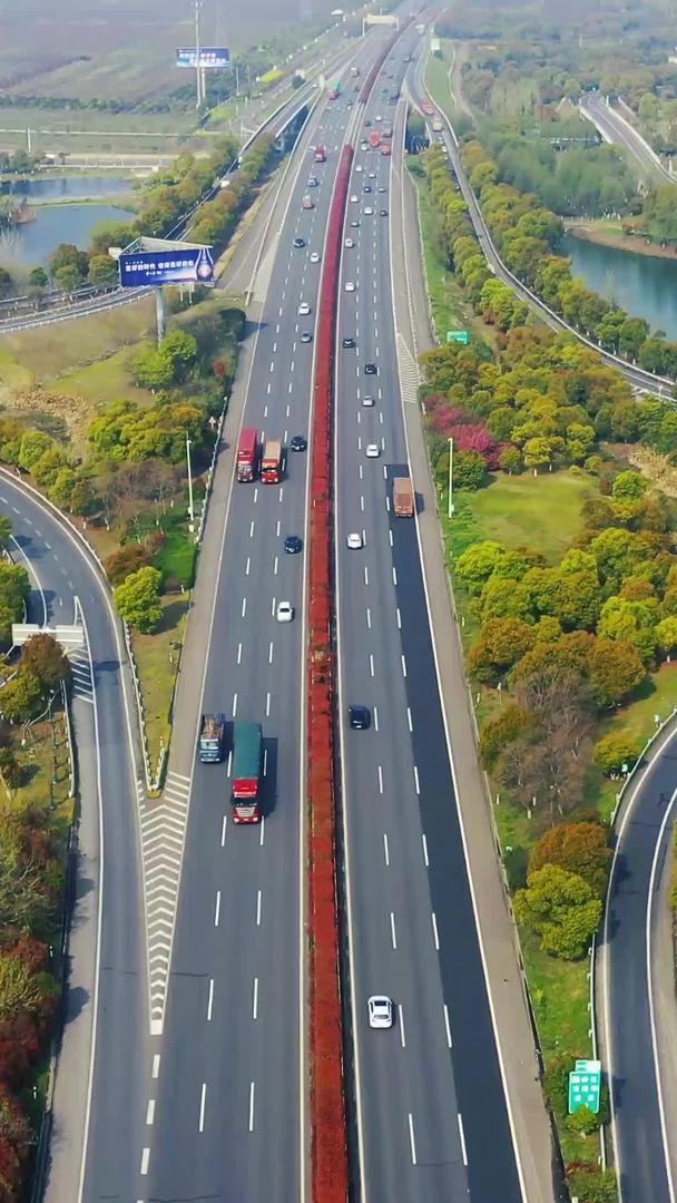 高速公路航拍超清鸟瞰俯视视频的预览图