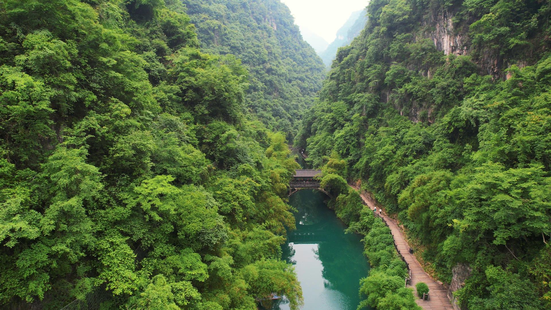 航拍湖北宜昌三峡西陵峡峡谷自然风景4k素材视频的预览图