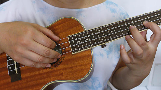 西洋乐器小吉他尤克里里演奏4k素材视频的预览图