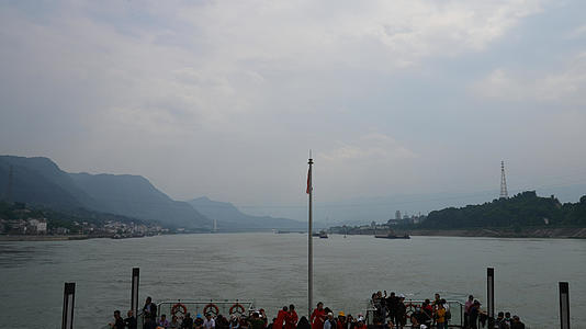 湖北宜昌长江三峡游轮甲板上游客欣赏峡谷风景4k素材视频的预览图