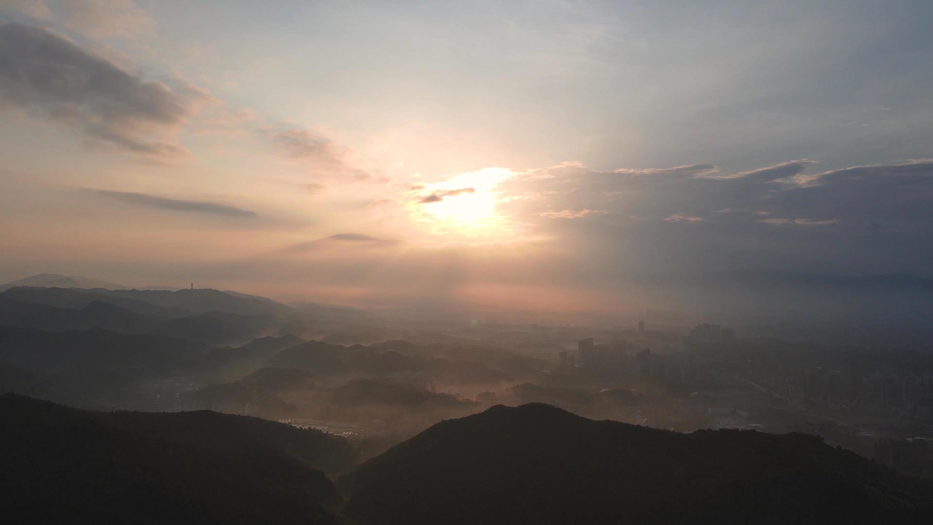 4K航拍唯美山城日出晨雾剪影视频的预览图