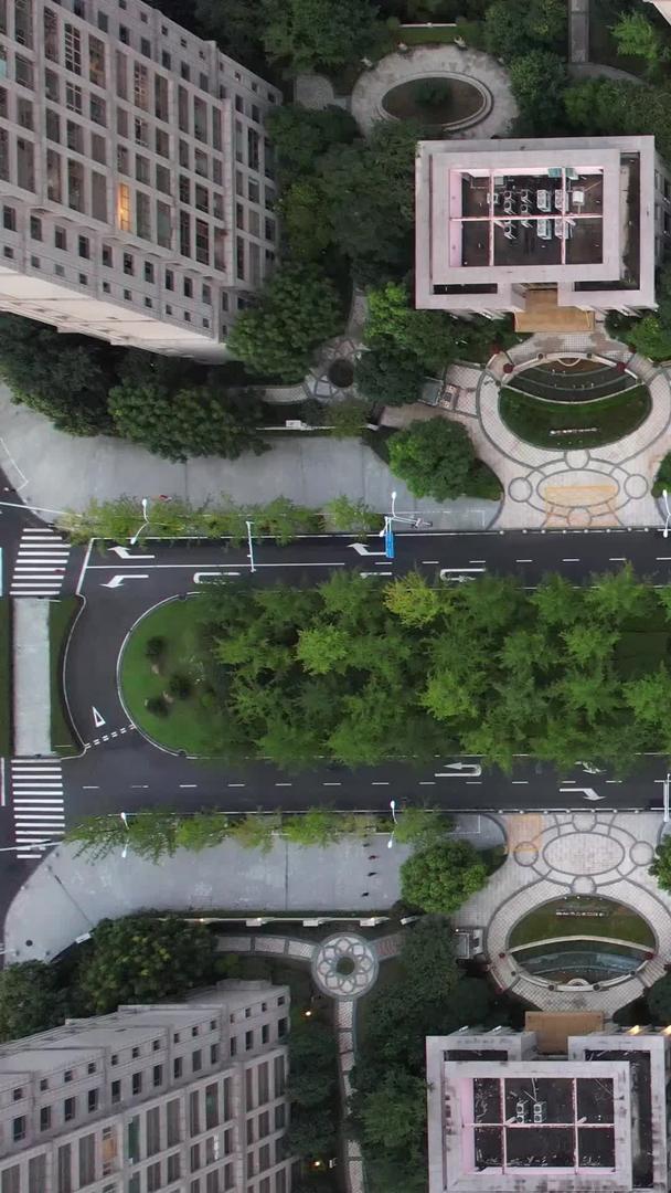 拍摄城市高楼建筑道路街景交通流量材料视频的预览图