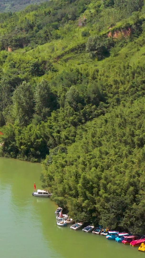 森林公园湖泊游艇航拍视频的预览图