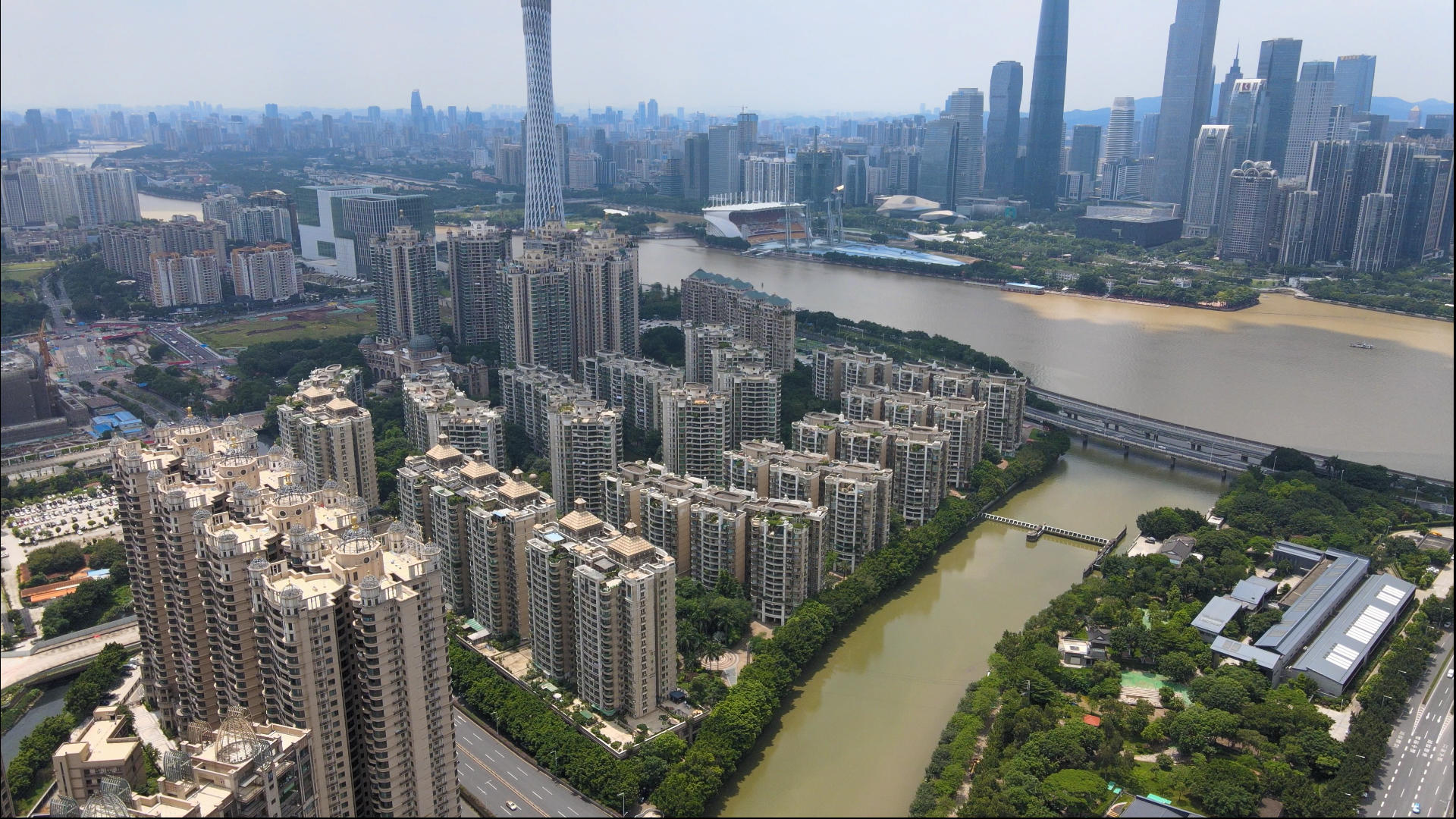 4k高清航拍广州高端楼盘珠江帝影视频的预览图