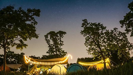 野外帐篷露营夜景星空8K延时摄影视频的预览图