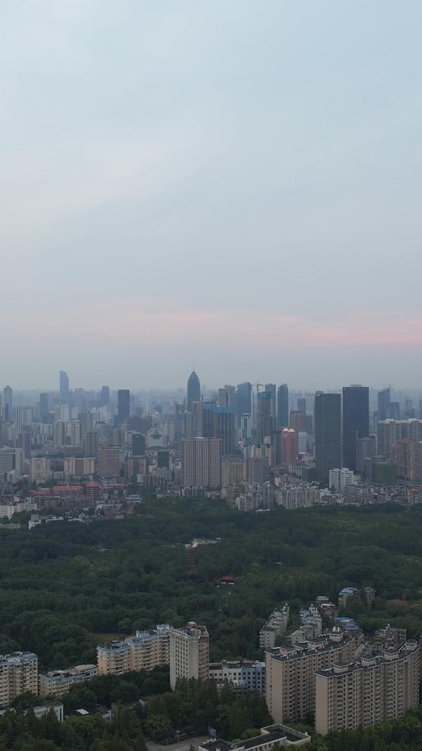 航拍城市夕阳天空公园绿化天际线高楼素材视频的预览图