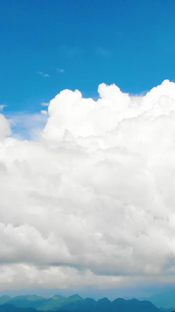 大山蓝天白云的航拍视频的预览图