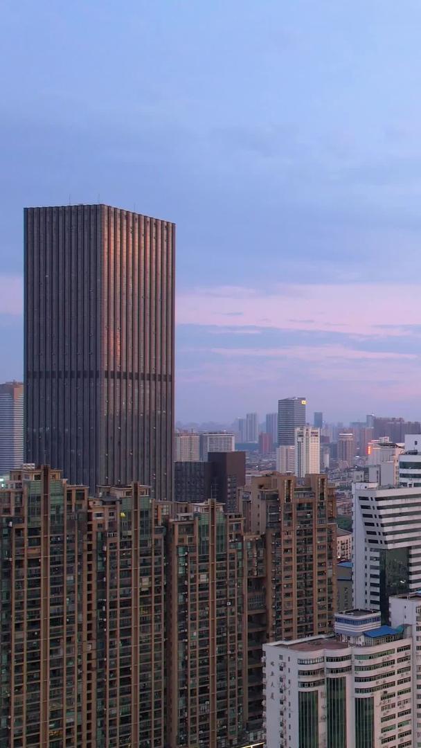 航拍城市夕阳晚霞天空地标商业建筑群天际线高楼材料视频的预览图