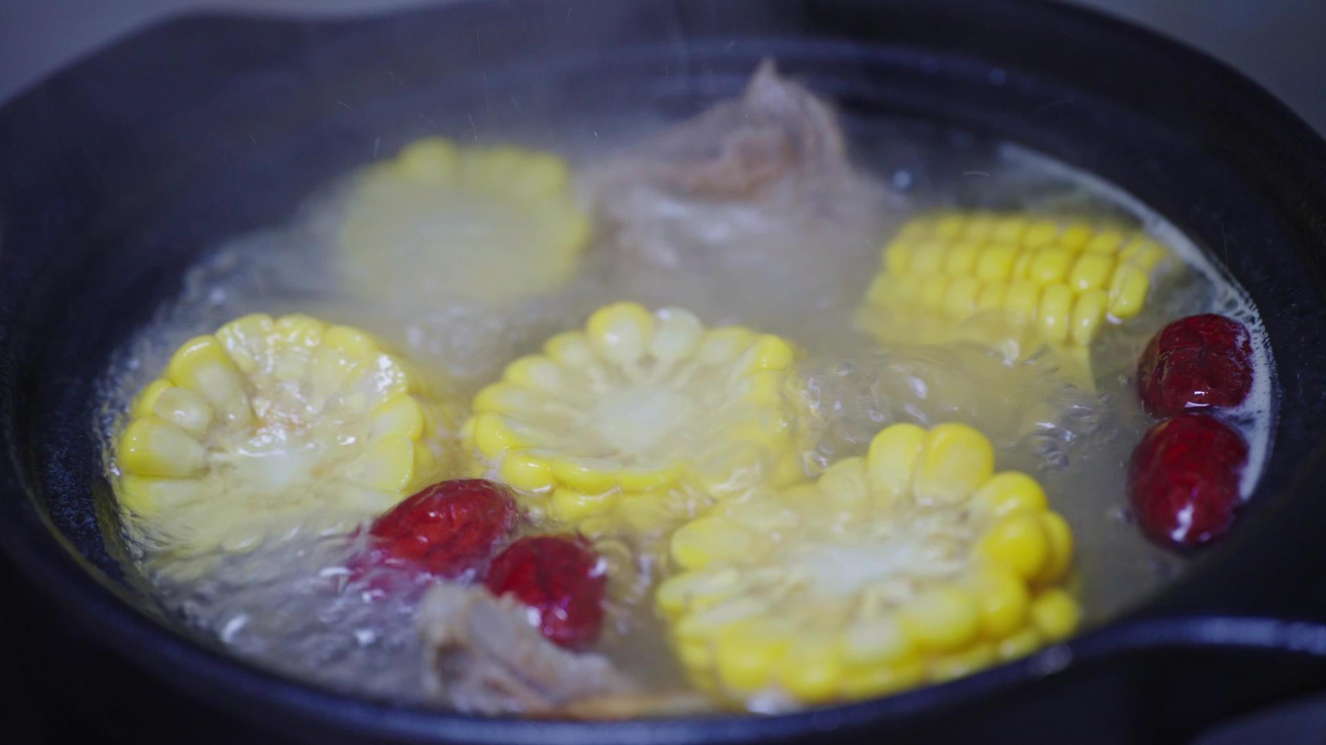 4k家庭煲汤玉米排骨炖肉做饭视频的预览图