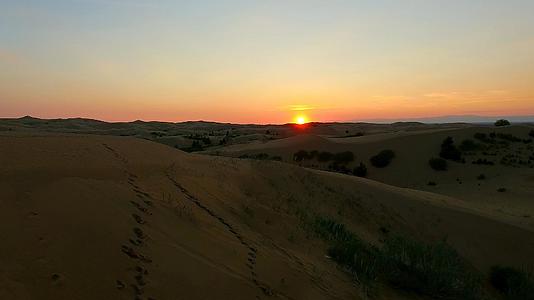日出日落下的沙漠视频的预览图