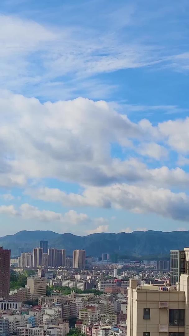 城市建筑上空延时摄影山蓝天白云视频的预览图
