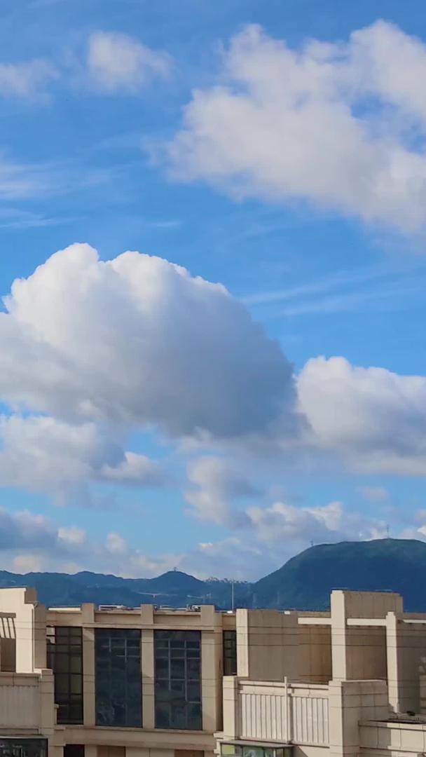 城市建筑上空延时摄影山蓝天白云视频的预览图