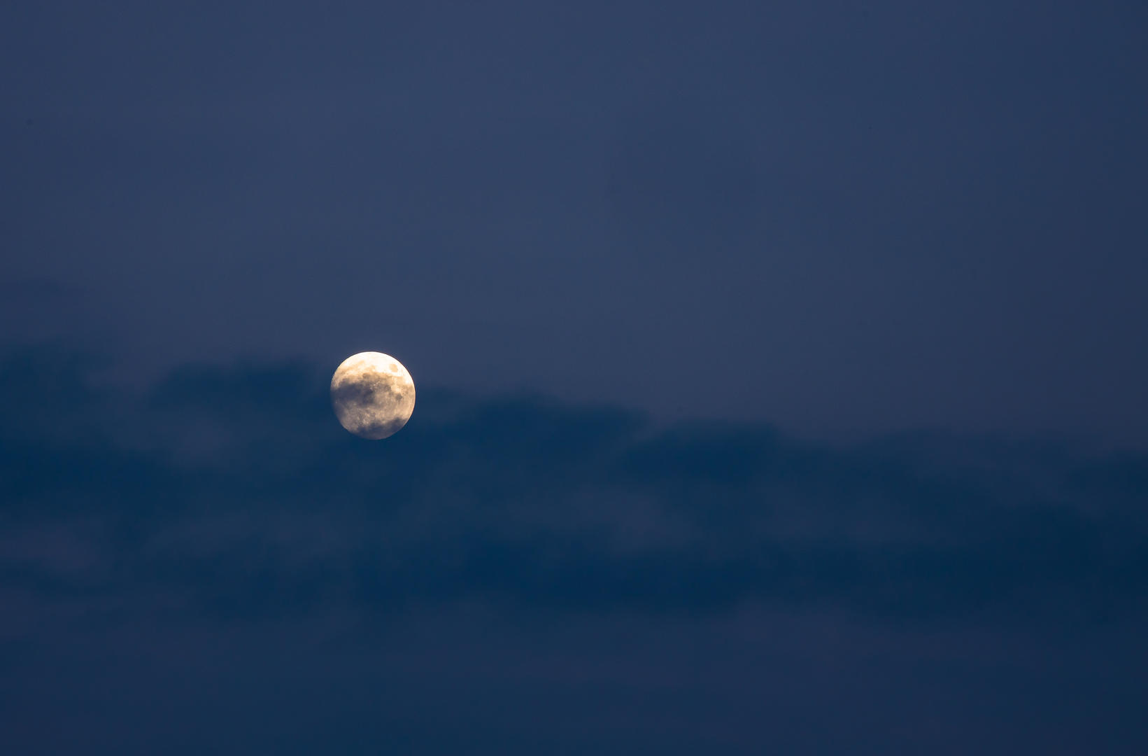 夜晚月球月亮移动轨迹延时视频视频的预览图