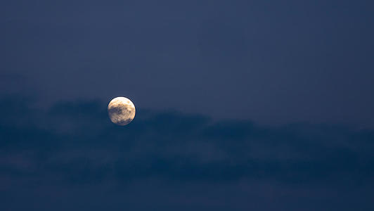夜晚月球月亮移动轨迹延时视频视频的预览图