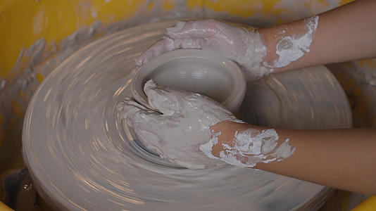 江西景德镇5A级景区古窑民俗博物馆陶瓷工艺手工制作陶瓷过程展示4k素材视频的预览图