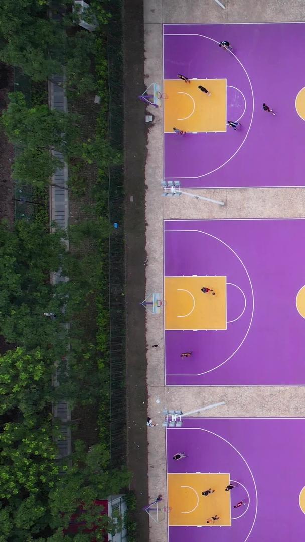 航拍城市校园篮球场运动健身娱乐体育比赛素材视频的预览图