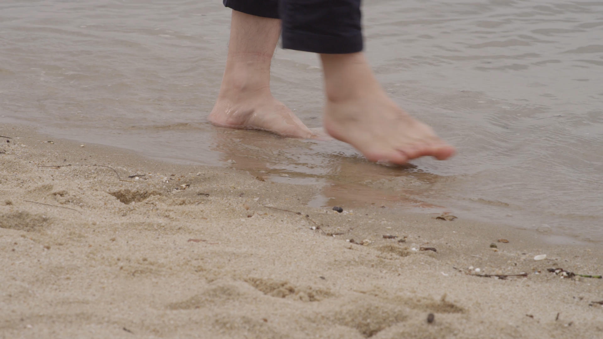 赤脚走沙滩4K实拍视频的预览图