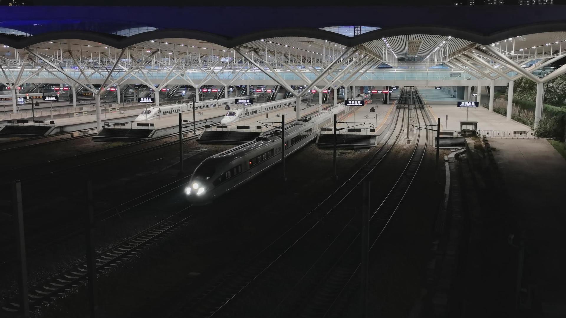 夜间高铁发车出站视频的预览图