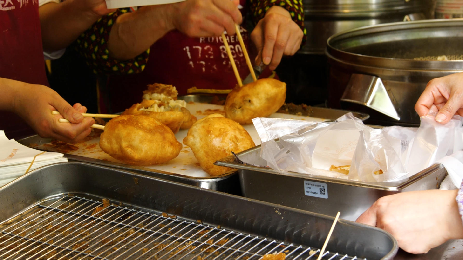 4K油饼包烧麦炸油饼江城特色美食武汉特色小吃美食视频的预览图