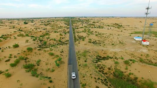 沙漠绿洲中的公路视频的预览图