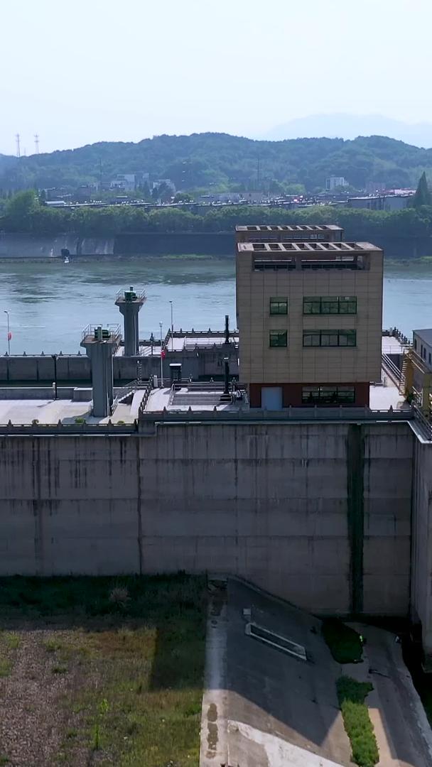 富春江船闸厂航拍视频的预览图