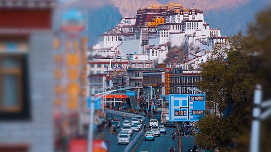 4k西藏5A景点拉萨布达拉宫下的车水马龙4K视频的预览图