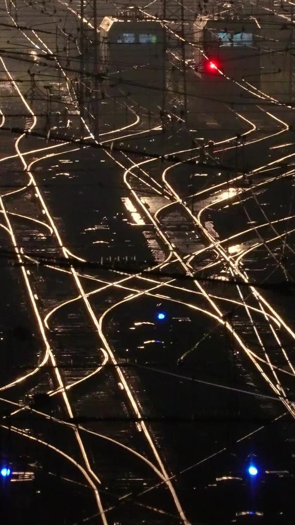 城市轨道交通夜景灯火车站素材视频的预览图