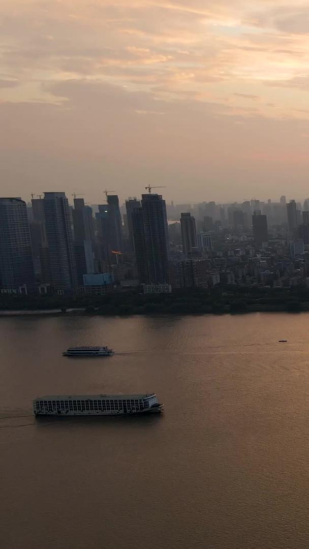 武汉长江大桥和城市风光环绕着航拍晚霞天气视频的预览图