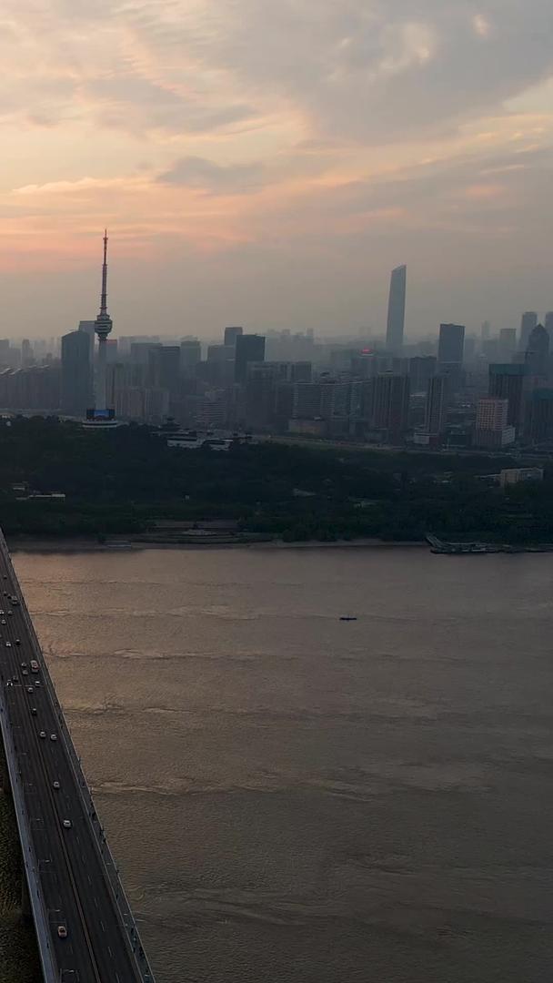武汉长江大桥和城市风光环绕着航拍晚霞天气视频的预览图