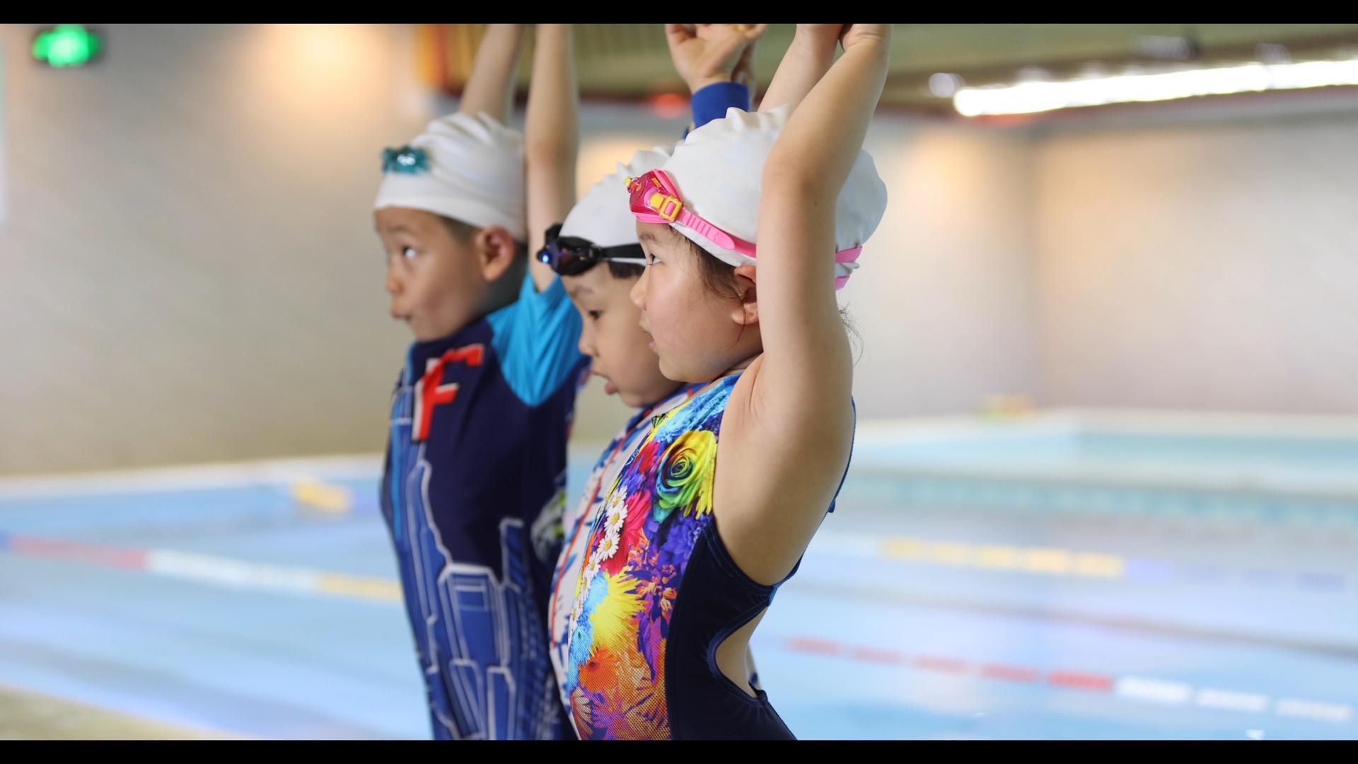 4K游泳课上儿童练习游泳姿势视频的预览图