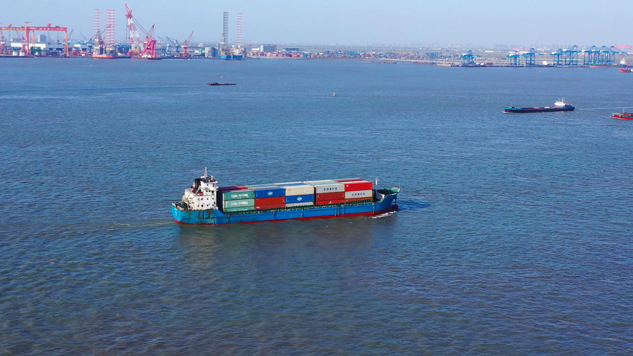 4K长江集装箱货船航拍视频的预览图