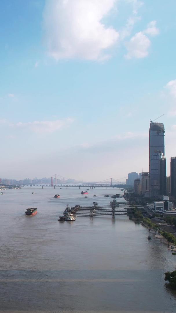 航空城市蓝天白云晴朗天空长江江景天际线高楼航行的游船交通材料视频的预览图