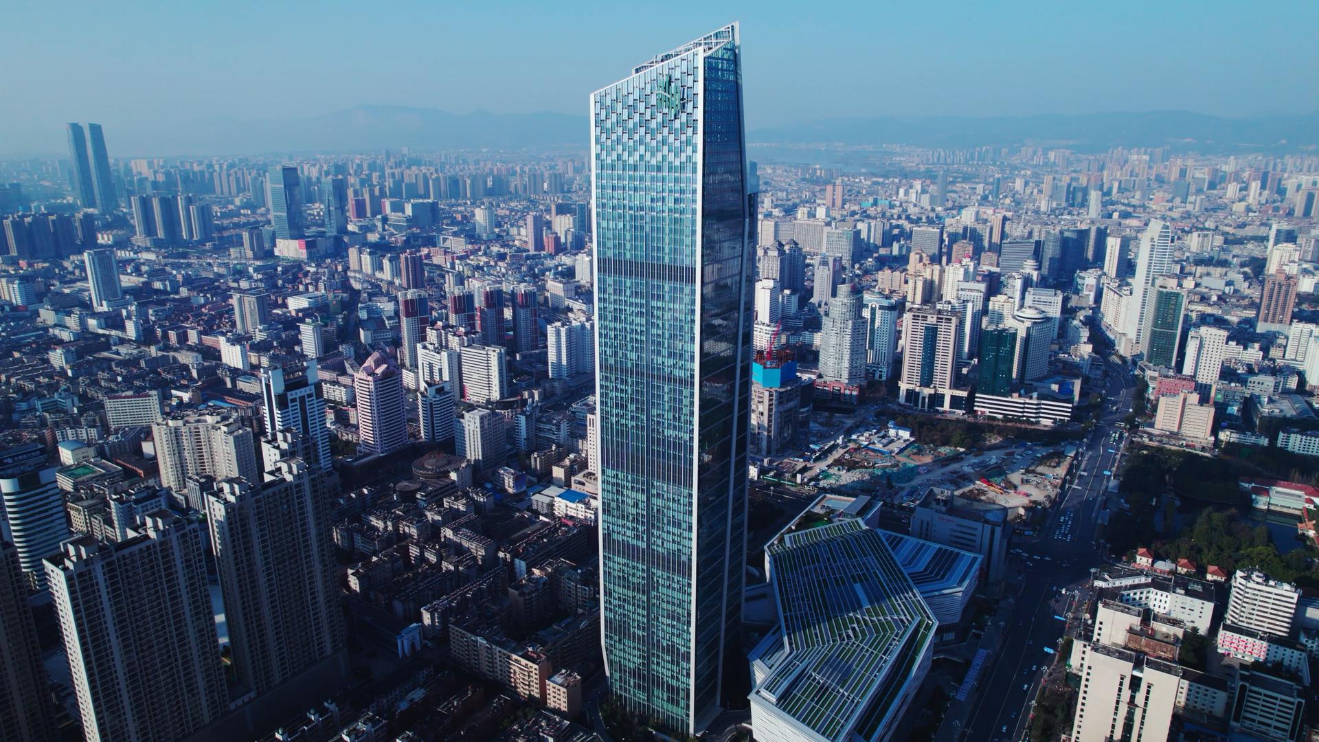 4k航拍昆明地标隆恒商务大厦高楼建筑视频的预览图
