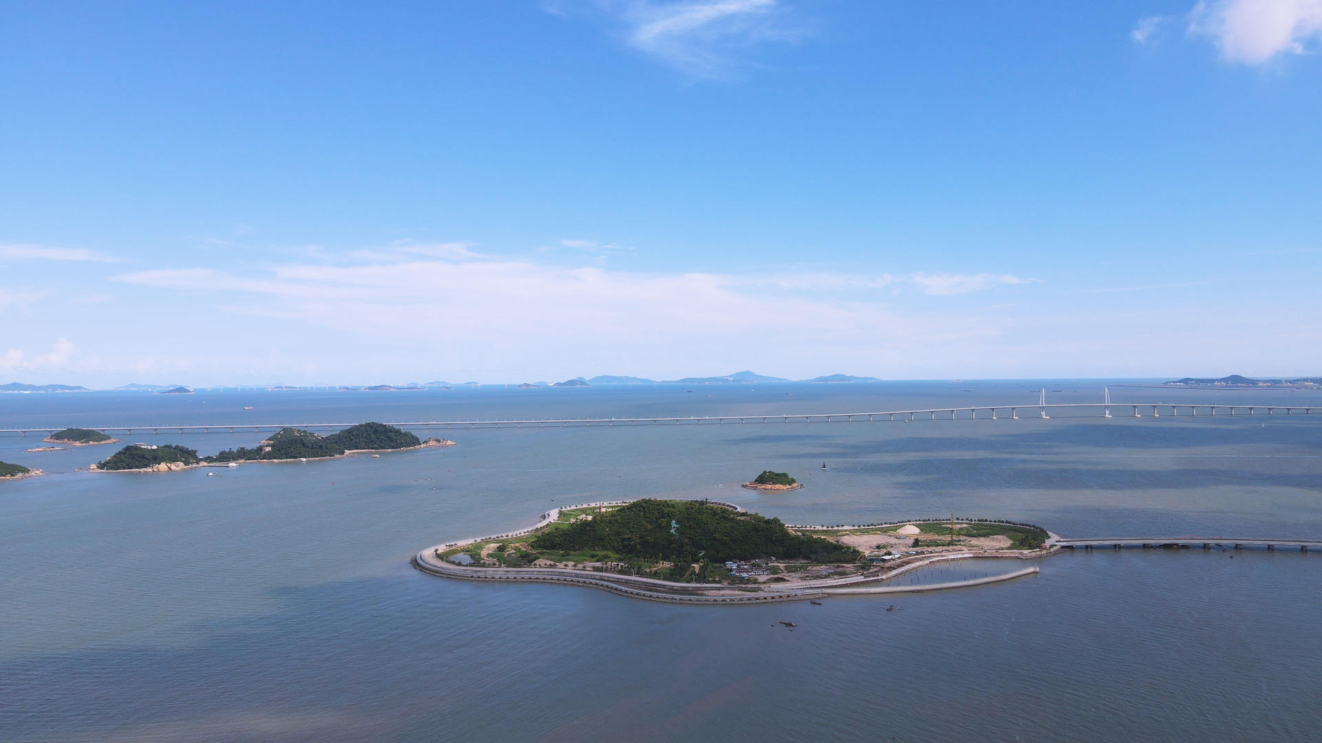 航拍城市旅游风光海上的小岛4k素材视频的预览图
