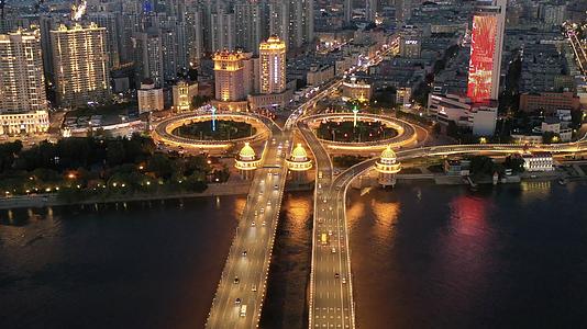 哈尔滨松花江公路大桥夜景航拍4K视频视频的预览图