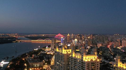 哈尔滨松花江畔高楼群夜景航拍4K视频视频的预览图