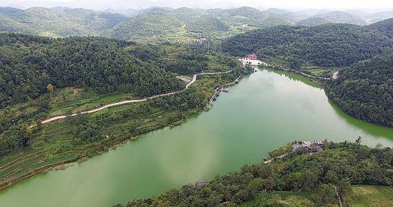 4K航拍湖南湘西山中湖视频的预览图