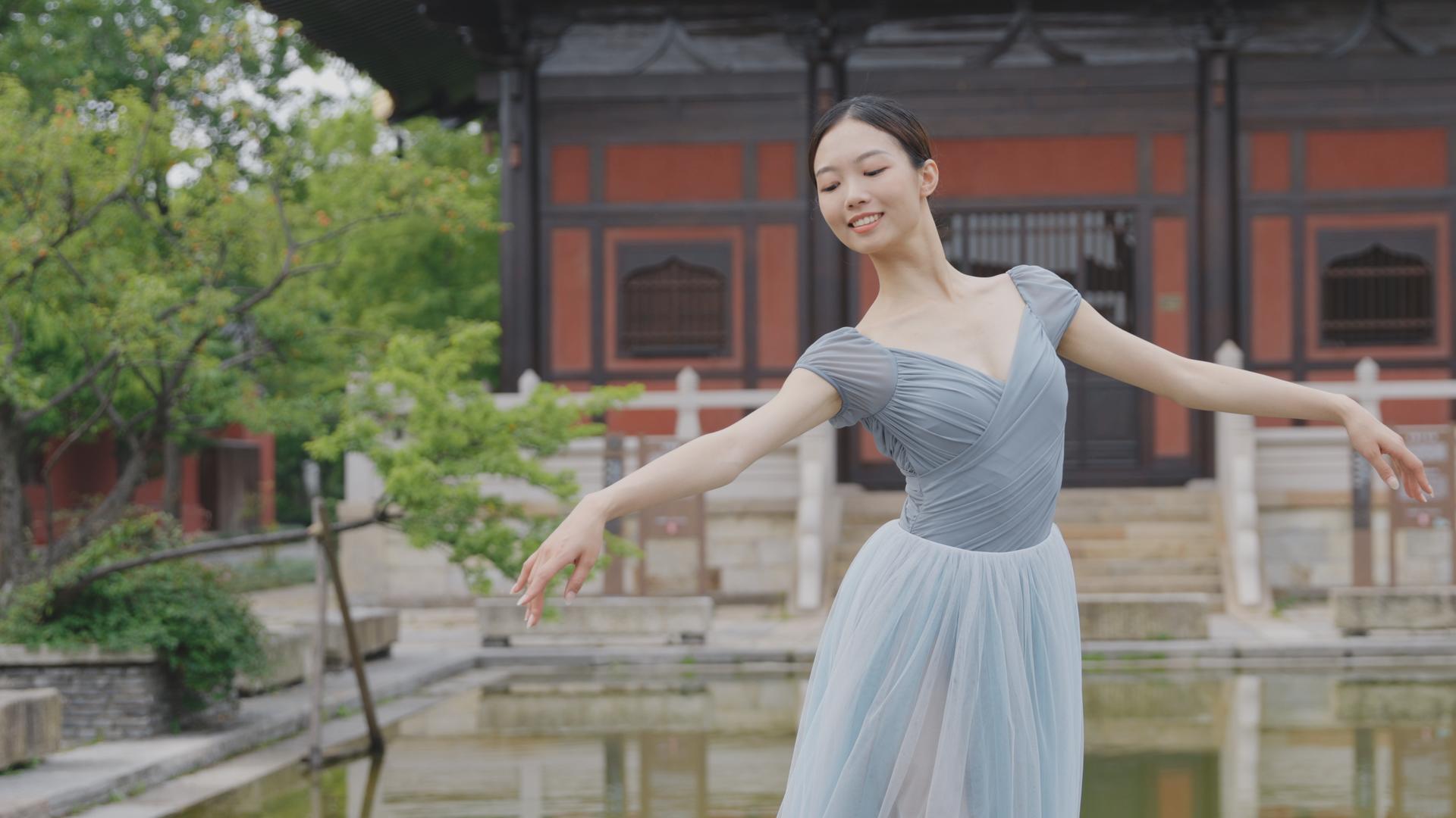 优雅女生舞动身姿舞蹈视频的预览图