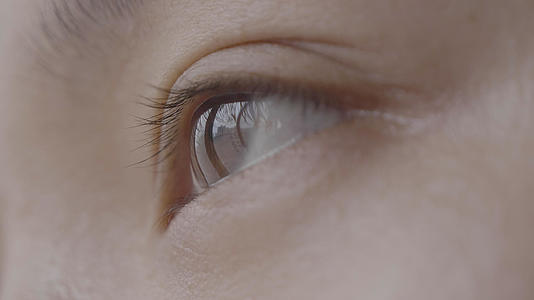 4k女人眼睛瞳孔特写视频的预览图