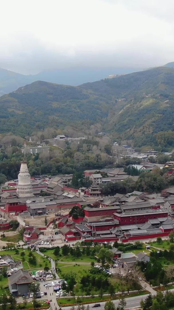 拍摄佛教文化旅游圣地古建筑群视频视频的预览图