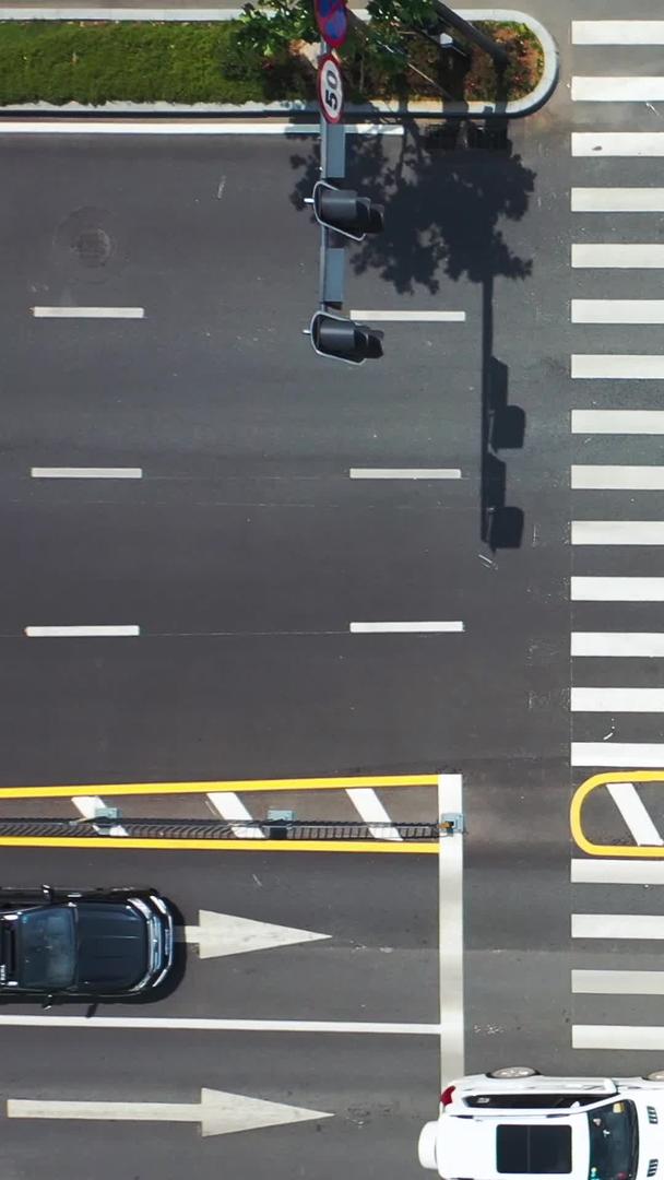 城市道路交通斑马线车流素材视频的预览图