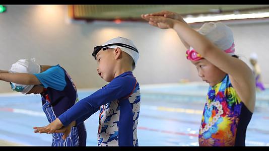 4K儿童学习游泳姿势视频的预览图