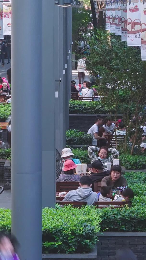 城市商业中心美食街人来人往商业素材视频的预览图