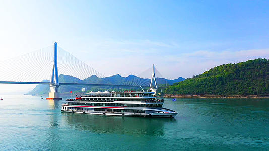 4K航拍长江三峡游轮视频的预览图