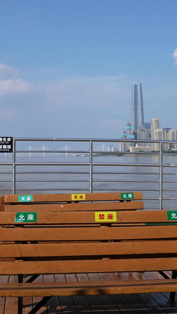 城市水上交通蓝天白云晴朗天空第一视角游轮欣赏长江两岸江景天际线高楼材料视频的预览图