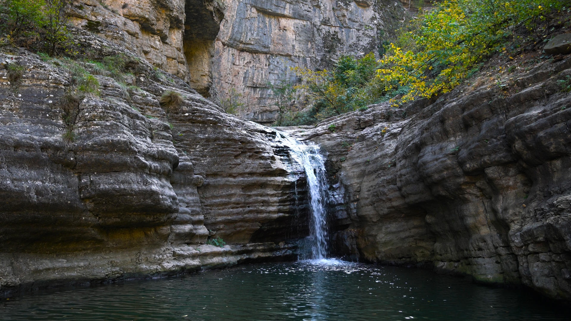 山谷中的瀑布4K实拍含瀑布流水声视频的预览图