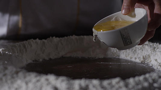 蛋黄面粉4K实拍升格视频视频的预览图